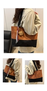 Détail du grand sac cabas avec coutures en daim caramel et pendentif ours mignon