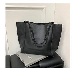 Dettaglio della borsa tote in pelle PU opaca nera con lunghe doppie tracolle
