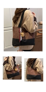 Détail du sac cabas bicolore avec pendentif ours en peluche et plaque en métal doré