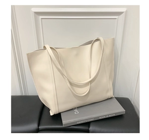 Vista dettagliata della borsa tote color crema con finta pelle opaca e cuciture rifinite