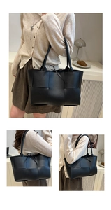 Detailsicht der breiten Webstruktur und schmalen Riemen an einer schwarzen Totebag