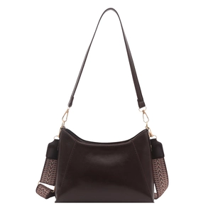 Sac à main en similicuir marron avec bandoulière géométrique et boucles dorées