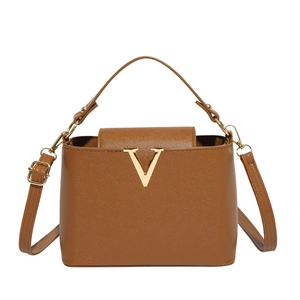 Chic caramel brown bucket bag in litchi leather with gold V-metal buckle and top handle