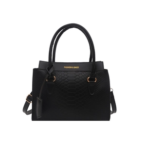 Elegante schwarze Tragetasche mit Schlangenmuster, Gold-Hardware und Riemen