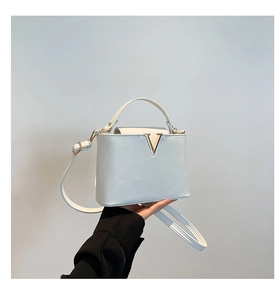 Sac seau en cuir blanc avec boucle en V dorée et bandoulière réglable pour femmes