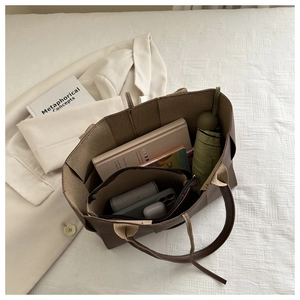 Draufsicht auf einen großen dunkelbraunen Leder-Shopper mit geräumigem Innenfach