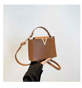 Sac seau marron en similicuir grainé avec décoration métallique dorée en forme de V