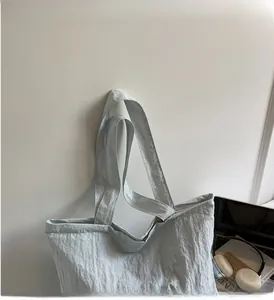 Gros plan d'un sac cabas en toile avec texture froissée naturelle et large poignée