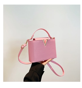 Sac seau rose avec boucle métallique en V dorée et bandoulière réglable