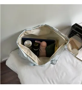 Vue de dessus du sac fourre-tout vert menthe montrant l'espace pour iPad et accessoires