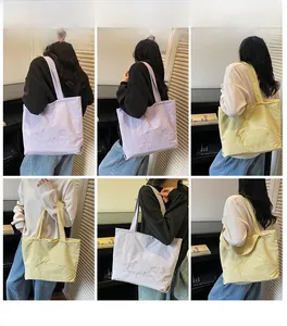 Collage de sacs cabas lilas et jaunes montrant la broderie et le porté à l'épaule