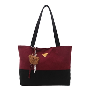 Bolso tote bicolor de ante en granate y negro con un bonito colgante de osito