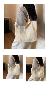 Détails des motifs de cœur et d'étoile brodés sur ce sac à bandoulière en toile beige