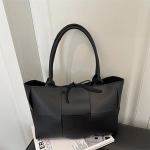 Große schwarze gewebte Leder-Shopper-Tasche mit langen Riemen im minimalistischen Design