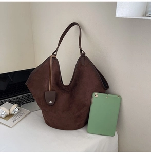 Vue détaillée du grand sac cabas en daim marron avec petite pochette et ouverture en forme de V