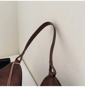 Détail du sac cabas marron foncé montrant le mélange de textures daim et cuir avec attache bandoulière