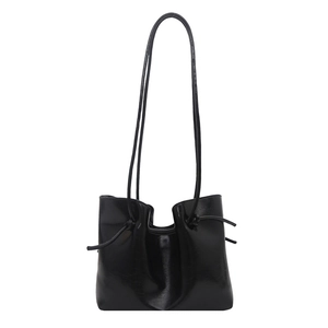 Grande borsa tote in pelle nera lucida con nodi a coulisse e tracolla minimalista