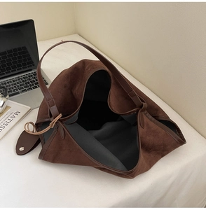 Détail du sac hobo en daim marron avec doublure lisse et poche intérieure de travail