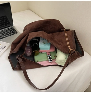 Vue de dessus d'un sac cabas en daim marron montrant sa grande capacité de rangement