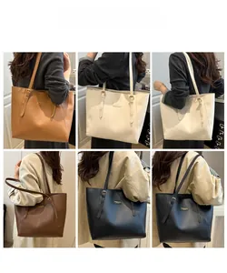 Mannequin portant un grand sac cabas minimaliste en cuir marron, beige et noir chic