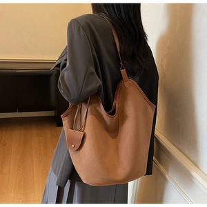 Vue détaillée de l'arrière d'un grand sac cabas en cuir givré marron avec bandoulière