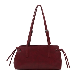 Vintage dunkelrote Schultertasche mit verstellbaren Riemen und Tunnelzug-Details
