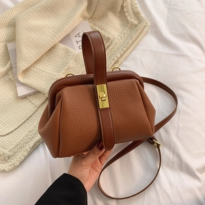Elegante braune Henkeltasche aus genarbtem Leder mit Goldverschluss und Schultergurt