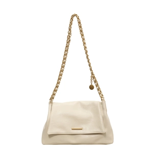 Sac à bandoulière rétro blanc crème avec chaîne dorée et texture en cuir élégante