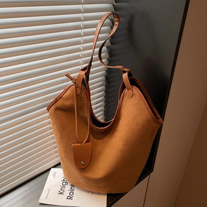 Grand sac cabas vintage marron mat avec pochette assortie dans un décor de style de vie