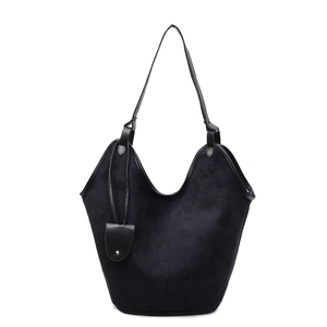 Grand sac cabas rétro en daim noir avec ouverture en U profonde et bandoulière longue