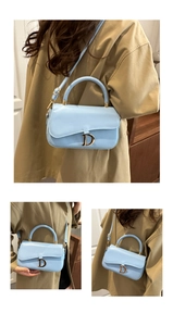Vues détaillées du sac à main en cuir bleu clair avec boucle en D dorée sous divers angles