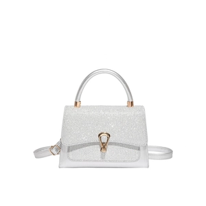 Petit sac carré argenté scintillant avec fermoir métallique pour soirée et fête