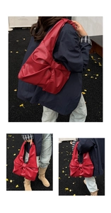 Détail d'un sac à main en cuir rouge avec un grand nœud et une texture plissée