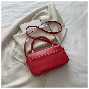 Détail du sac à main en cuir PU rouge avec ferrures dorées et bandoulière amovible