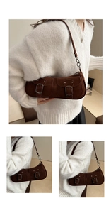 Dettaglio borsa sottobraccio in pelle scamosciata marrone scuro con doppie tasche e fibbie