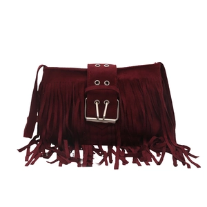 Bolso tipo cubo vintage en ante burdeos con flecos modernos y gran hebilla plateada