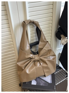 Détail du sac à bandoulière en cuir PU kaki avec grand nœud décoratif et large sangle