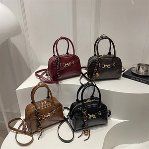 Fashionable shell-shaped Boston bags in four colors with horsebit metal hardware