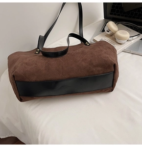 Détail du sac cabas marron foncé matelassé avec texture suède et bordure en similicuir