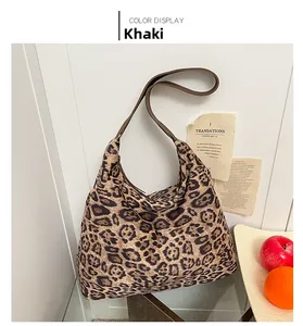 Détail du sac hobo léopard kaki avec bandoulière en cuir marron et texture toile