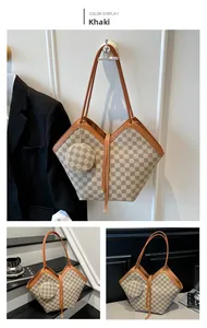 Dettaglio di finiture in pelle kaki e borsa tote a scacchi classica con portamonete tondo