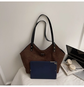 Sac cabas en daim marron avec surpiqûres losanges et espace pour tablette de 10 pouces