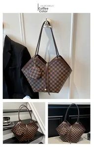 Dettaglio della borsa tote a scacchi color caffè con piccola pochette rotonda