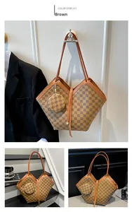 Dettaglio della borsa tote marrone vintage con stampa geometrica e portamonete rotondo