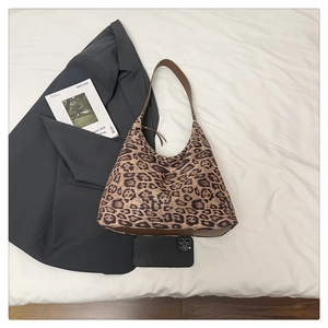 Sac fourre-tout à imprimé léopard avec bandoulière marron et accessoires de mode