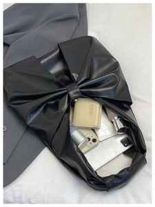 Vue de dessus d'un sac cabas noir en forme de nœud montrant son intérieur spacieux