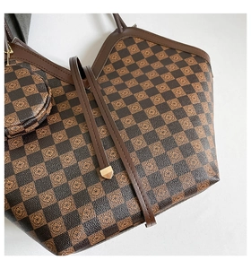 Dettaglio del motivo a scacchi floreali vintage sulla borsa tote con piccolo portamonete