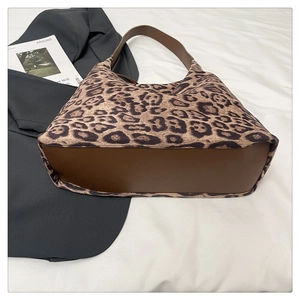 Vue à plat du sac cabas vintage imprimé léopard avec finitions en cuir marron