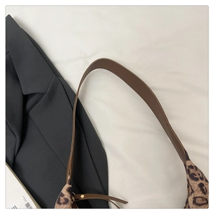 Détail du sac cabas léopard vintage avec bandoulière en cuir marron de haute qualité