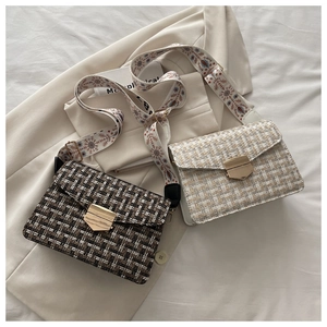 Détail de sacs bandoulière en tweed vintage avec boucle dorée et large sangle brodée